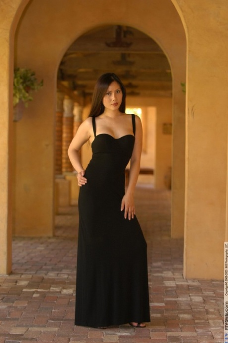 During teasing, Li Chen showcases her big tits and pussy in a black dress.