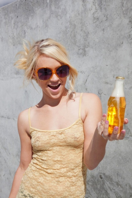 Юная блондинка Теган Саммерс щеголяет своими сиськами в прозрачной рубашке в соло