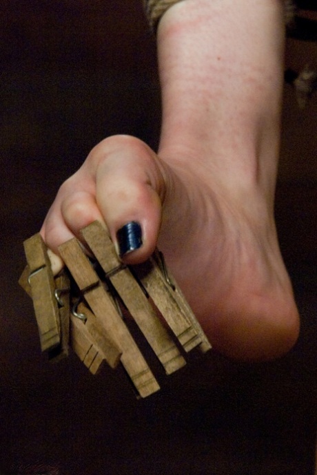 To achieve the best of her abilities, Ela Darling uses her pink fingers and toes to lacerate her crooked locks.