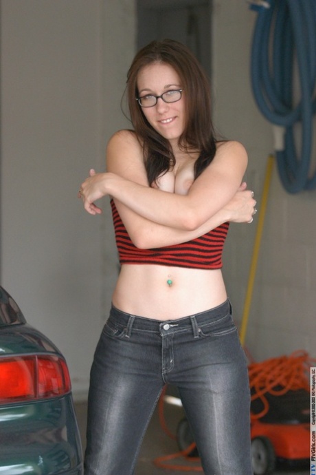 Nerdy amateur babe Sindy exposes her ass and natural boobs in a car workshop