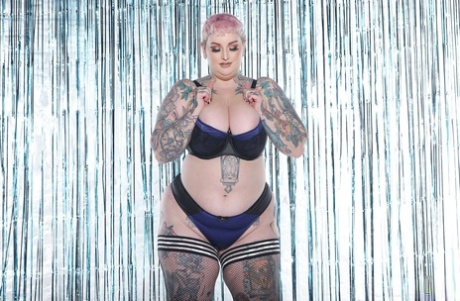 In her BBW Cherrie Pie strip, the singer showcases pink hair and displays her monster tits and inked booty.