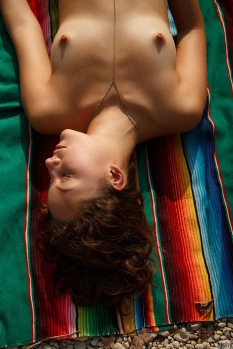 Девушка с маленькой грудью Heaven Starr обнажает свое тело с линиями загара на пляже