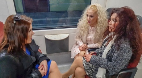 Старые и молодые лесбиянки соблазнительно позируют на диване после поездки на поезде