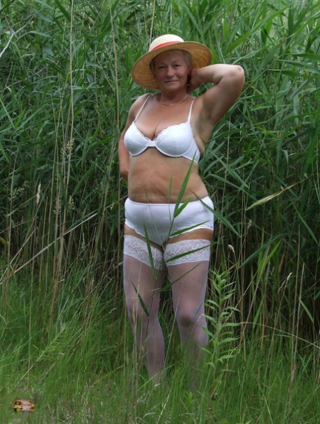 Wild Chubby Granny Gisela Strips To Her Stockings Outdoors & Spreads Her Cunt