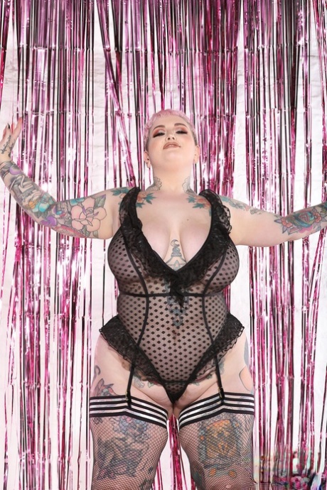 Galda Lou, a hot and fat woman, displaying her tattooed body in tights and boots.