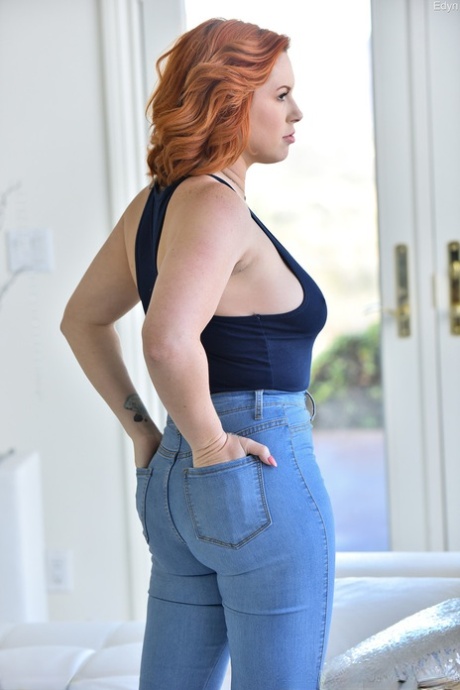 Сногсшибательная милфа в джинсах Эдин показывает свои красивые сиськи и большие любовные дырочки