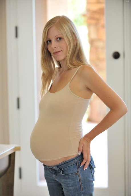 Pregnant blonde teen Leah reveals her saggy boobs and milks her big nipple - PornHugo.net