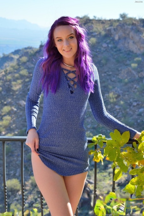 Девушка с фиолетовыми волосами Джессика раздвигает свои горячие ягодицы и анально мастурбирует