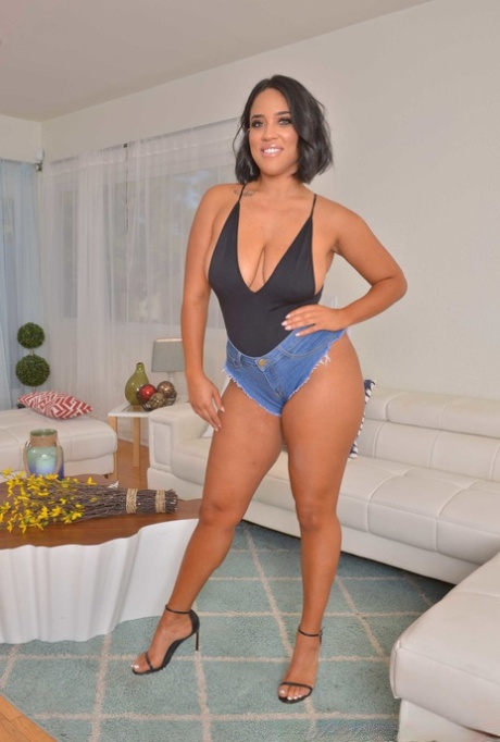 Latina Sahara Leone Shows Her Big Juicy Booty In Sexy Denim Shorts & Strips