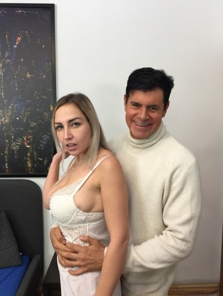 Русская порнозвезда с большими сиськами Сия Джей раздевается своим партнером