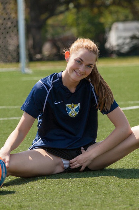 Подросток-футболистка Бэйли Рейн светит сосками и трусиками на футбольном поле